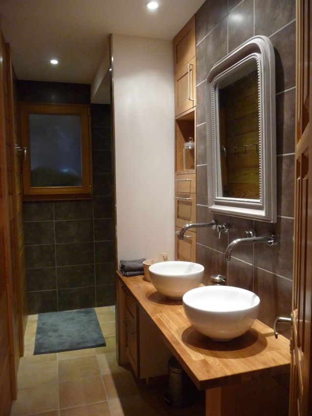 salle d'eau avec grande douche à l'italienne